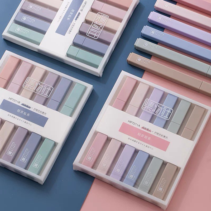 # 4 集物社软头荧光笔 这组集物社推出的柔软笔头荧光笔，柔色甜系和莫兰迪色盐系2组都非常值得入手！而且梦幻粉嫩配色的笔身采以方形设计、很有特点，编第一眼还误以为是哪家美妆品牌推出的习惯唇膏呢（笑）