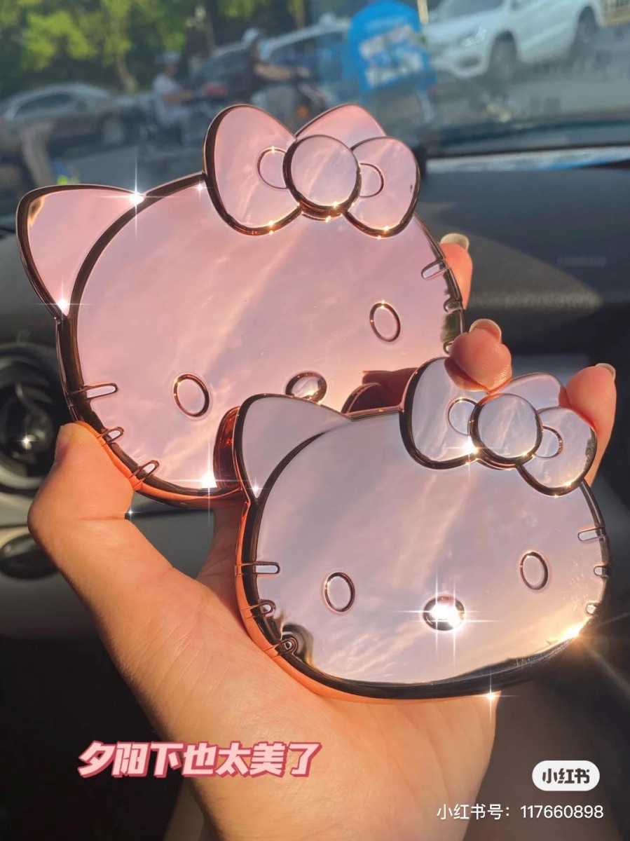 柔焦粉饼是手掌般大小的大头Hello Kitty立体设计;镜面质地外壳在阳光底下拍照效果绝美!感觉从包包里掏出来补妆会吸引很高回头率吖~