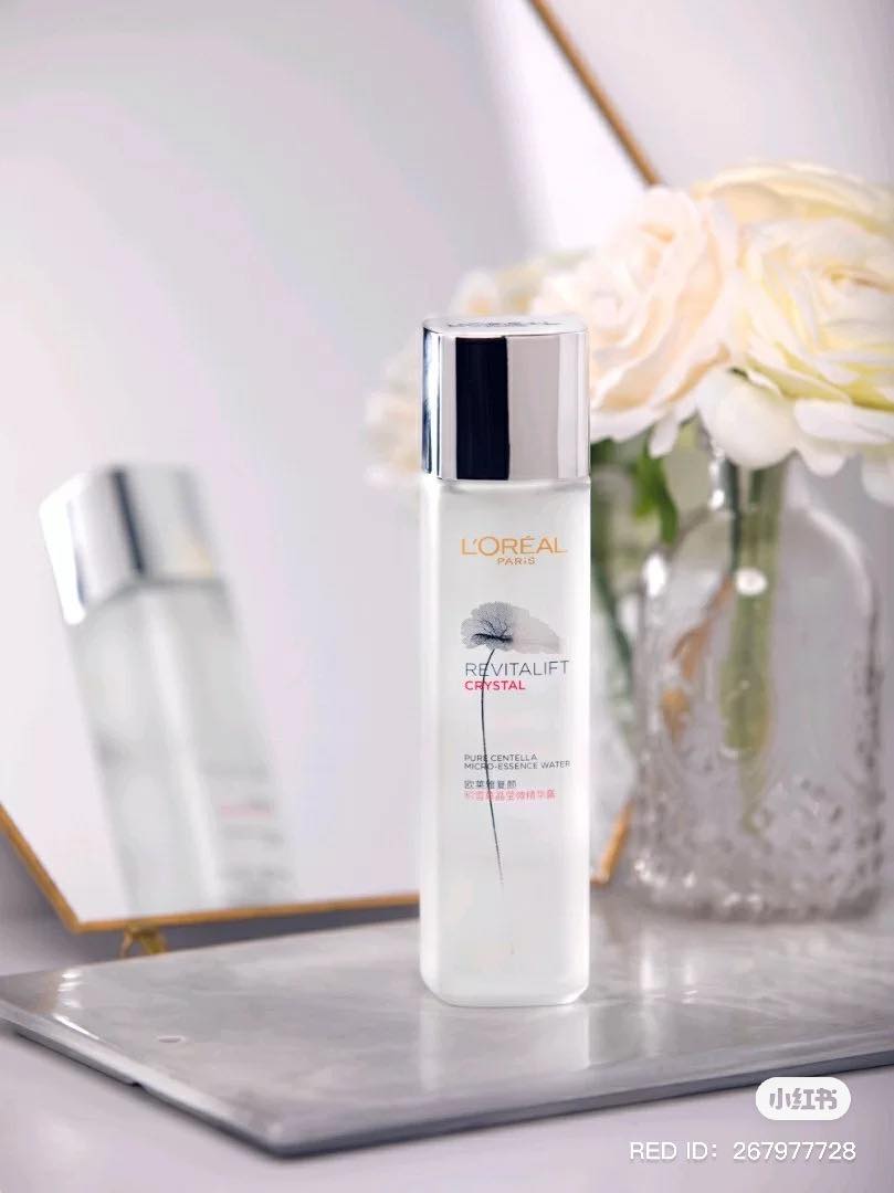 L'Oreal Paris Revitalift Crystal Micro Essence积雪草微精华露 「银盖款」积雪草微精华露适合混合性、油性肌肤使用,可以有效调节肌肤水油平衡、改善粗糙和暗沉的疲劳肌肤,坚持使用有感消灭恼人的黑头、痘痘和闭口问题。使用起来时清爽、好吸收的质地,由于成分里带微酸,能有助角质代谢并修护肌肤。