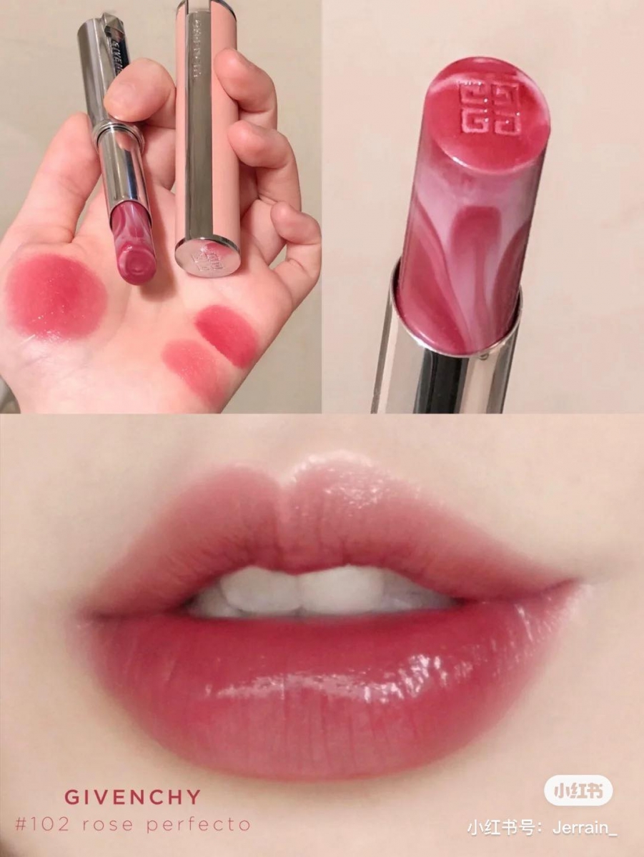 # 102 Feeling Nude显色度不高，在浅唇上比较能看清楚它的甜玫瑰色；
