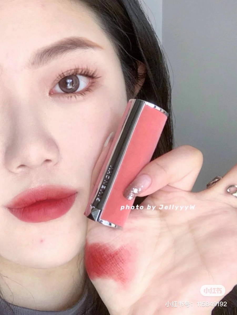 # 17 Rouge Erable上唇是偏粉调的干枯玫瑰豆沙色，日常想要用来提升气质一定要Pick！