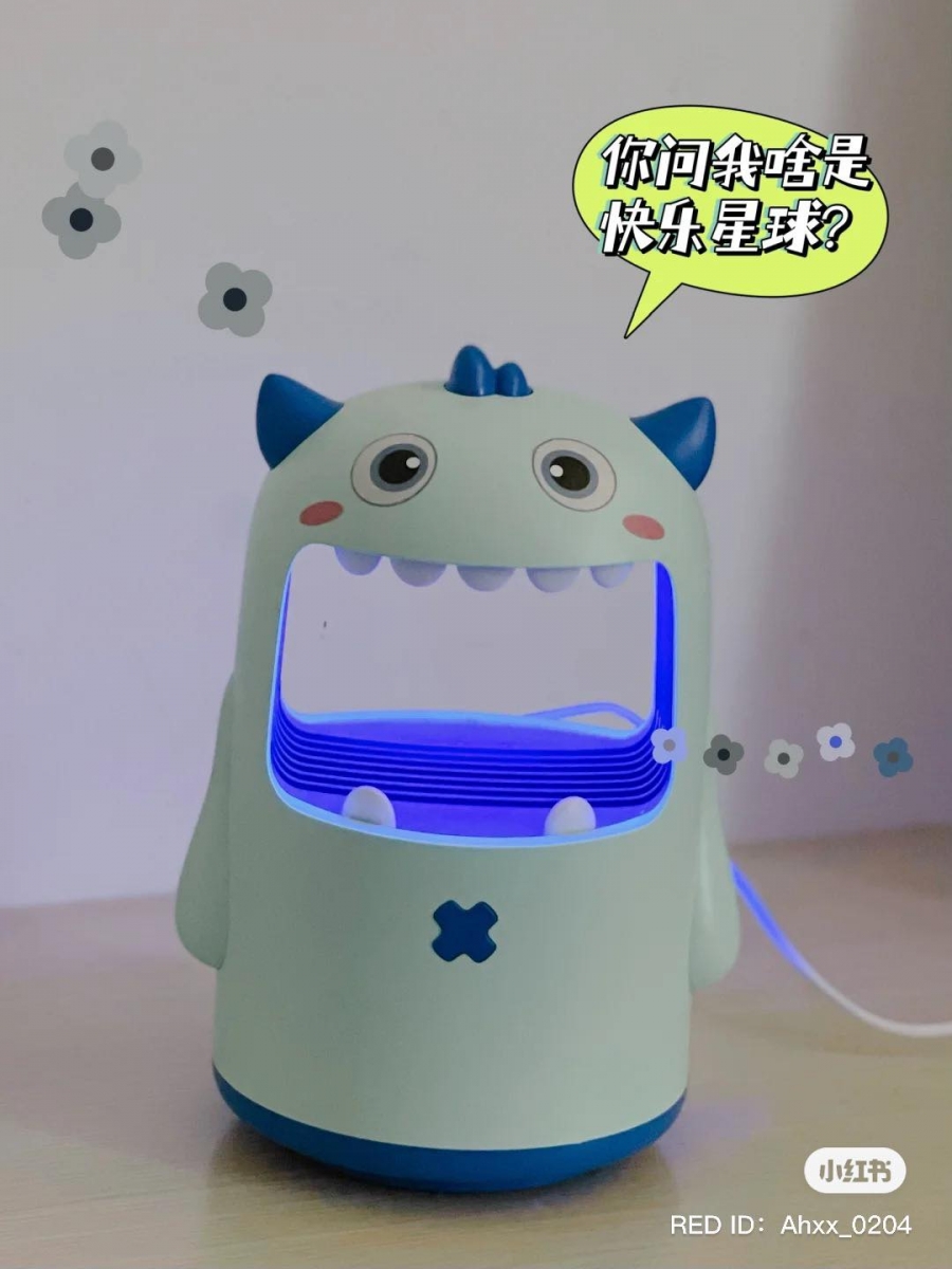 粉嫩嫩大嘴小怪兽灭蚊灯 >>> 【点击查看Shopee链接】 喜欢可可爱爱家居产品的女生太值得拥有它啦（笑）张大嘴的小怪兽采用了物理灭蚊原理，无味、静音无噪声，大人小孩房间里都可以安心使用～一套中附送小怪兽表情贴纸，可以按喜好给灭蚊灯贴上可爱小眼睛和腮红点缀。