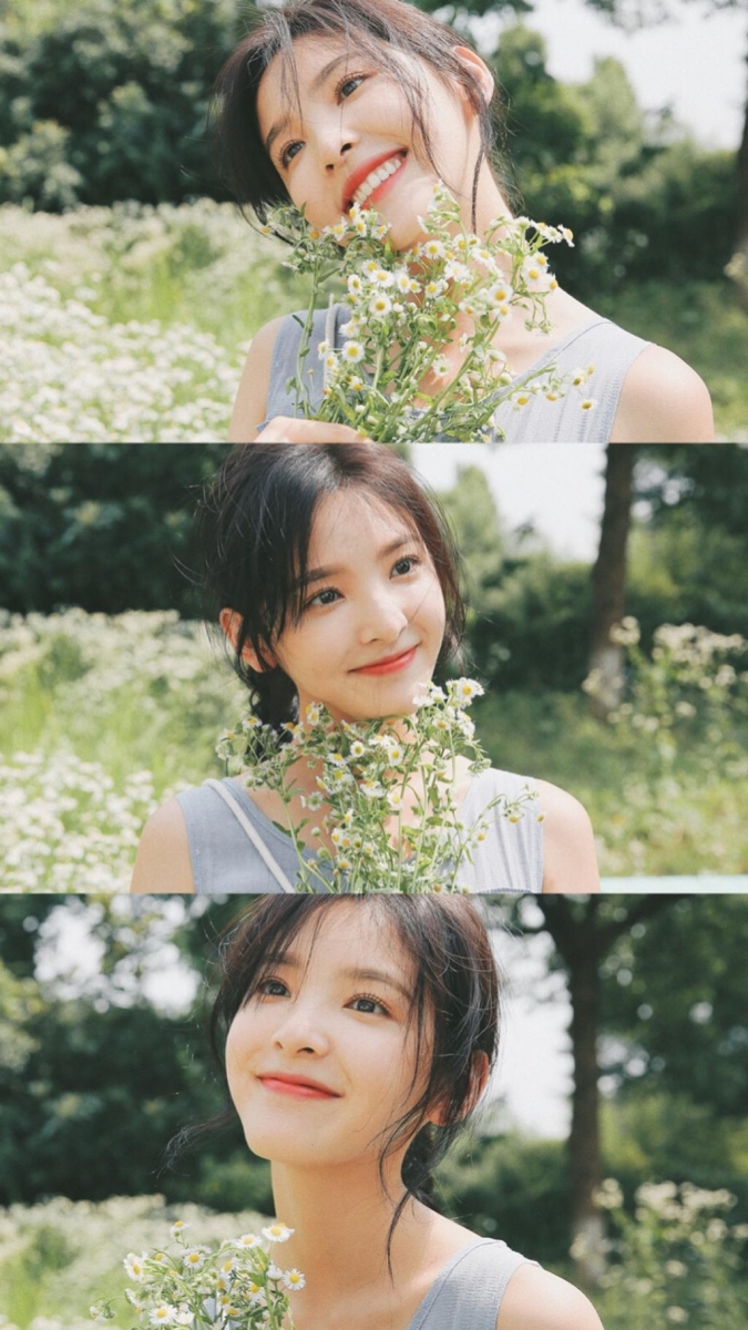 简单肌肤美白方法 日常饮食中章若楠会坚持每天补充维生素C有助改善皮肤暗黄、达到美白肌肤效果，比如番茄、橙子、圣女果等都是很好的选择。此外也可以多摄取高纤维蔬菜让身体良好排毒，囤积在身体里的毒素变少，皮肤和气色自然变好！