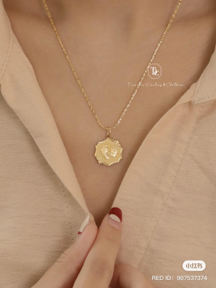 链坠背面也可以客制化自己和收礼者之间的专属符号、有特殊寓意的图样,比如情侣线条画、名字缩写、表达爱意的语句等等~定制来送给自己当生日礼物、庆祝宝宝降临的日子,也是很棒的选择!