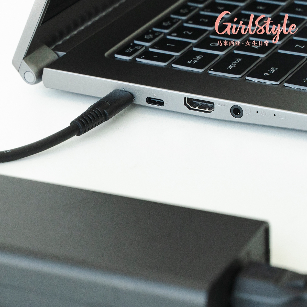 # 15分钟快充提供最高2小时使用！超强续航力让你尽情工作享乐不受局限 工作党和学生党最担心的，相信都是还没完成任务就「没电死机」～ MSI Prestige 15 在快充和续航力方面，都提供使用者非常卓越的体验。Thunderbolt™ with PD charging 15分钟快速充电，可提供最高2小时使用，充完电后超强续航高达16+小时；让你即使白天工作学习或追剧到黑夜，都能陪伴你发挥极致效率，尽情享乐不受局限