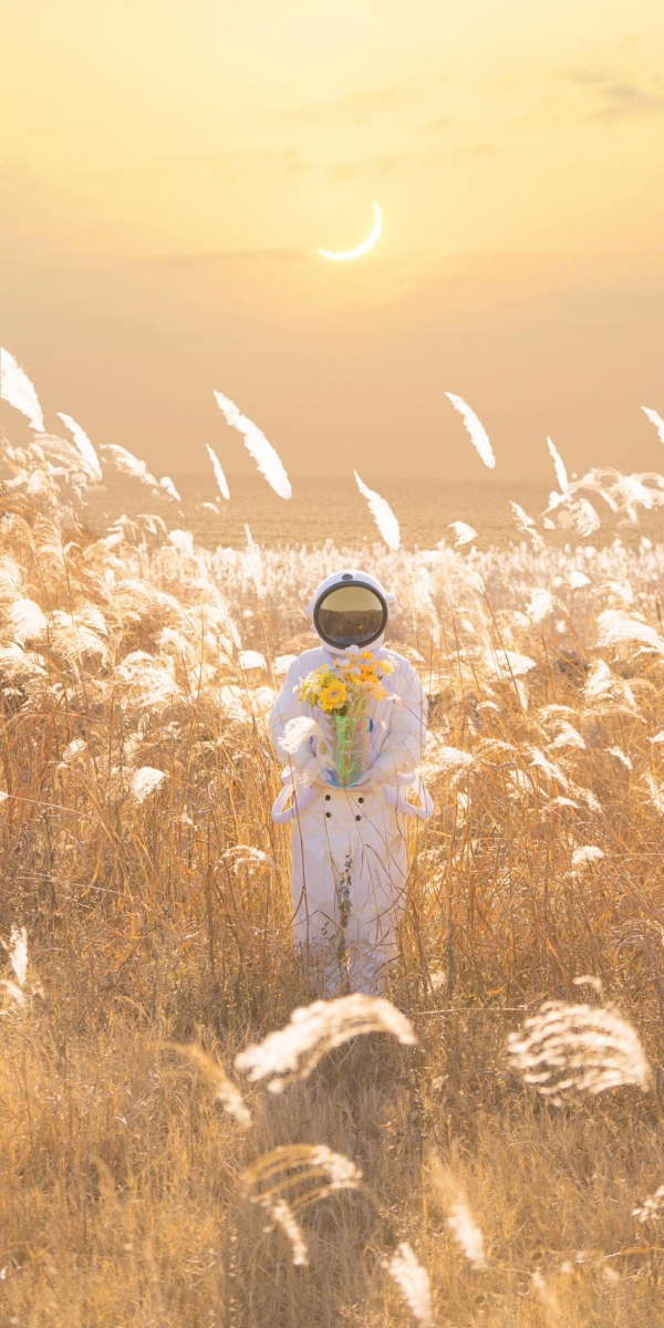 「希望我们都能成为这样的人:“该有主见的时候,能掷地有声地镇住场;该沉默的时候,心安理得地多起来不吭声;会关心和牵挂他人,但绝不黏人;为了证明自己的价值保持努力,不是为了期待任何人的夸奖。”」