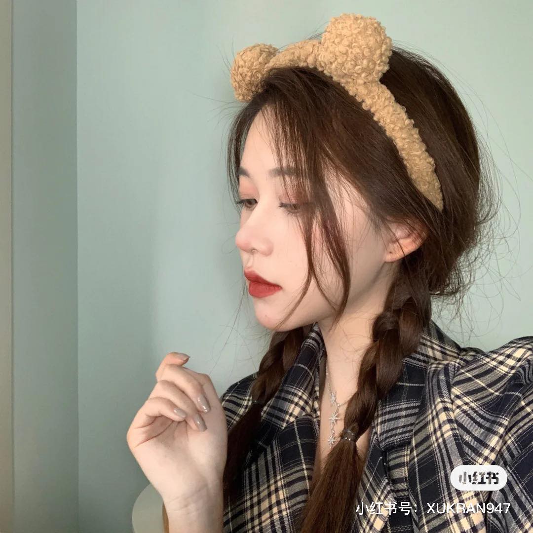 居家必备小熊发箍 宅家期间的家居LOOK肯定少不了发箍,上班/学习时把容易乱飘、披头散发的刘海固定住;洗脸时也可以用来固定头发防弄湿~这款毛茸茸的小熊发箍设计不仅很实用,还是居家自拍凹造型的可爱神器唷 ♥