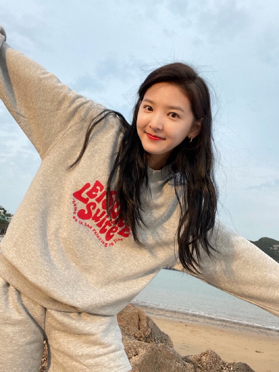 减肥不节食全靠吃饭后养成「这个习惯」 章若楠曾在娱乐采访中表示，自己不靠节食也能瘦，只因多年来吃完饭后都会坚持「站立最少40分钟」；可以的话最好全程靠墙，还能端正体态、视觉看起来气质更佳～编觉得女生们如果觉得靠墙站40分钟太痛苦，可以选择利用者40分钟做做家务、走路活动活动，只要确保不要一吃饱饭就坐着或躺着不动就好。