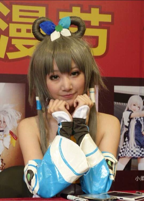 随着名气越来越火,网上亦出现了不少关于小柔SeeU的黑料;除了曾经卷入过抄袭事件、有传在日本出活动时强凹未婚少女人设被轰,据悉也因为表情单一、PS化妆、太过火的P图被骂翻。有网民在讨论区爆出她的真人照片、旧时素颜照vs精修照片的对比,差距真的相当大!