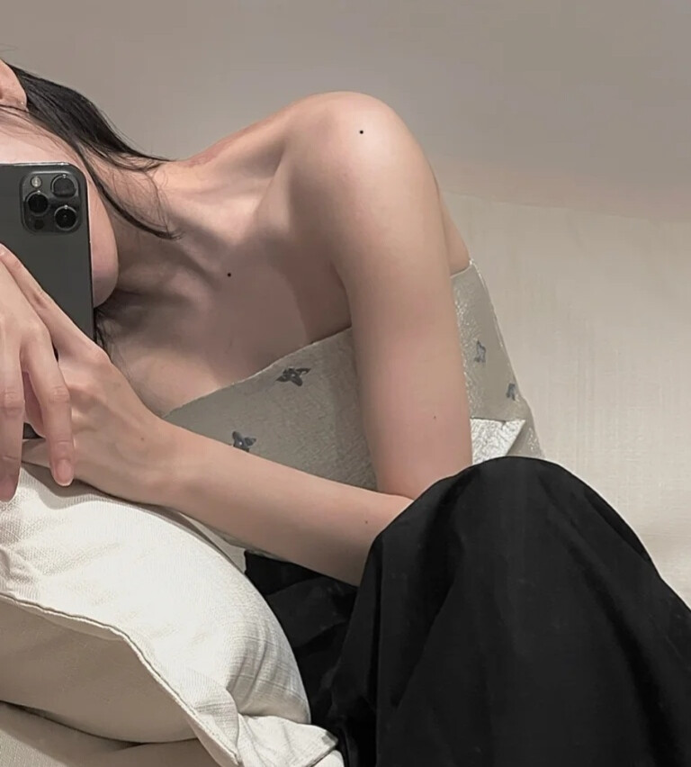 博主本身持续联系了3个月体态明显改变很多！不少网民在留言栏底下打卡，有者表示连续做5天，原本很“厚片”的背部就明显瘦了～「之前有条裙子拉不上（拉链），现在可以穿了！」； 也有网民反馈「打卡15天了，感觉肩膀真的直了点，锁骨笔之前明显了，穿衣服背变薄了一点…做了这套动作以来，刚觉自己肩颈肌肉舒服好多！」、「打卡第11天，感觉锁骨明显了，而且走路会不自觉将肩颈和背部”提起来“，整个人看起来比较有精神和气质」。想要增强体态美和气质、想要上半身穿衣更显瘦的姐妹们赶快转发收藏Mark住这篇，坚持练习才能验收惊艳成果唷 ♥