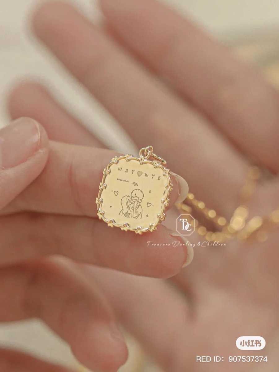 链坠背面也可以客制化自己和收礼者之间的专属符号、有特殊寓意的图样,比如情侣线条画、名字缩写、表达爱意的语句等等~定制来送给自己当生日礼物、庆祝宝宝降临的日子,也是很棒的选择!