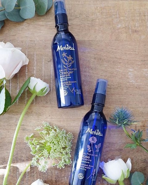 Melvita Orange Blossom Floral Water 橙花花粹 >>> 【点击前往Lazada官方店铺购买链接】 Melvita家必入手的花粹系列,除了主打保湿锁水、巩固肌肤天然保护屏障的最高人气「大马士革玫瑰花水」,另一款有效舒缓不适肌肤的「橙花花粹」也深受干敏肌女生们的喜爱。有机苦橙萃取是护肤界有名的「安抚敏感不适肌肤」绝佳成分,此外其蕴含的微量苦橙精油成分,还有愉悦芬香疗愈身心灵、明亮肌肤效果。细密的橙花水喷雾还能用于护发,喷在发根和发丝上可以让秀发焕发「天使光泽」唷~