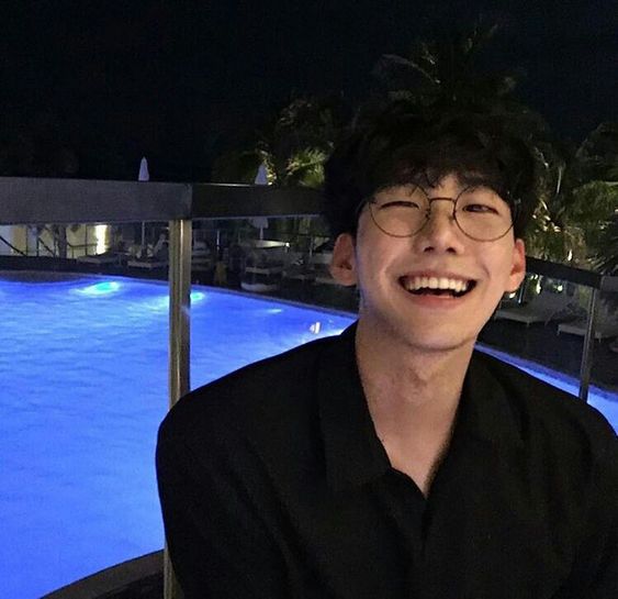 Monash University  「这里的男神能看能吃又能用，学习能力高到你害怕。不是在打球踢球就是在图书馆，想得到好的菜，不妨来这里选一选」，部分网友表示：好奇是不是真的那么多“笋盘” 好菜呢～（笑）  INTI International College  原Po形容这所大学的男生们有以下特征：「很爱穿长袖衣，可见学校冷气应该很给力」、「天天好像很忙的样子」、「帅的不多但觉得自己好看的却不少（？）」，许多该所院校的学生认证表示「学校冷气是真的冷」、「举双手双脚赞同」