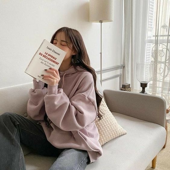 防疫期间深感失去了外出的自由,但我们不得不承认,自律、呆在家不出门,正是眼下最好的防疫措施。宅在家独处时,是我们练习成为更好的自己的最佳时机,千万不要浑浑噩噩、得过且过~不妨试试从以下这20件事中挑选一些来充实宅家日常,善用时间提升自我价值、创造力以及专注内心声音,实现高质量独处;「愿我们都能成为自己的太阳,无需借助任何人的光 ♥」