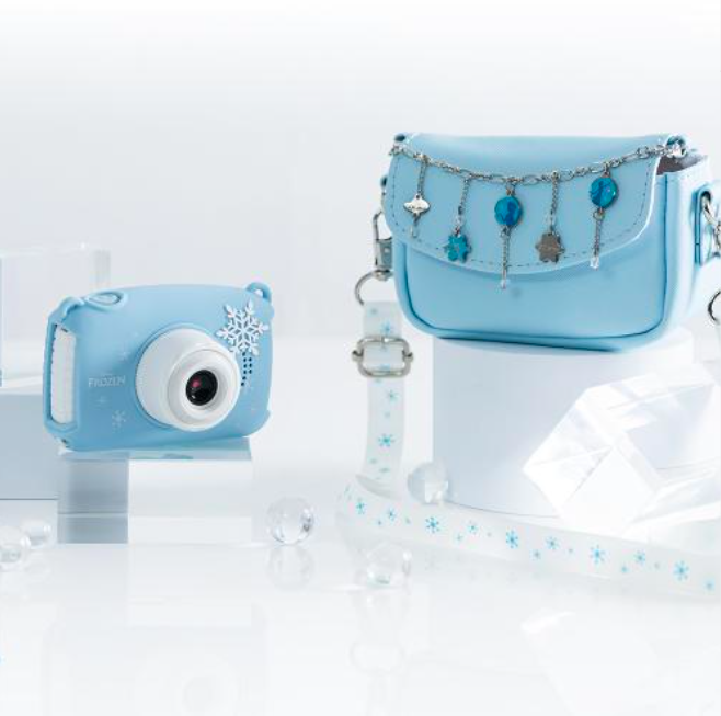除了小熊维尼款,同系列还也推出了超梦幻、冰蓝色的Frozen冰雪奇缘主题相机,相机套还有小饰品点缀呢!