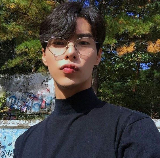 Taylor’s University  榜单中写道「这所学校的男神用钱多过你赚钱」，此前不少网上发起的网络评选/讨论帖中，可见很多人对这所大学都有「学生很有钱」「最多富二代」的印象，不晓得大家怎么看呢？  Tunku Abdul Rahman University College（TARUC）  被公认为生产最多男神、网红艺人的大专院校，其中最为大马网民们熟知的「黑皮哥」培永Pheiyong正是TARUC心理学系的毕业生，歌手兼知名YouTuber Haoren朱浩仁也是从TARUC毕业的呢～ 原Po形容这所大学「男神们都很最自恋，每年都踊跃参加学校选秀，只为了成为学校校草」编和很多网友一样很好奇，真的有这么一项院校呢举行的校草选秀大赛吗？（笑）