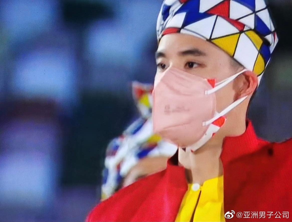 事关东京奥运开幕仪式上,镜头除了给到旗手吴柳莹和李梓嘉,也特写了Welson沈威胜。虽然他戴着口罩,但无阻国内外网民们发掘男神的「火眼金睛」(笑)