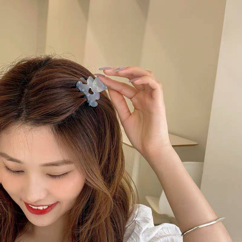 海盐系半透磨砂质地小熊抓夹 可可爱爱的小熊真的是许多女生的本命生物啊(笑)半透磨砂质地的「海盐系」小熊抓夹,用来扎公主头会盘发瞬间气质up up!