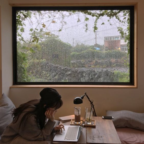 Work From Home居家工作时,很多时候被家里人、室友、邻居的声响和动静影响,难以专心投入工作?或是,即使没有外在因素干扰下也依然容易分心、拖延症发作,导致工作效率越来越低?想要提升专注力以确保工作效率良好,不如试试戴上耳机,让听觉被以下整理的TOP 8 Playlist歌单舒服旋律所包围;在轻盈柔和的背景音乐声中,使思绪更容易找到状态、注意力更集中。