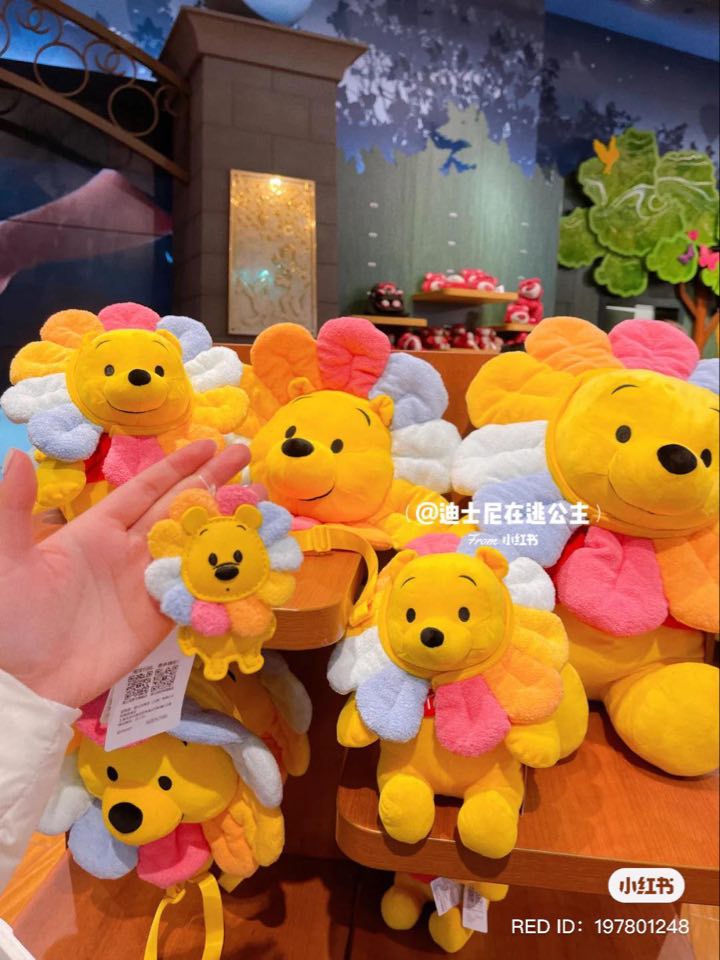 据悉目前彩色太阳花小熊维尼已经在上海迪士尼商店开卖~感兴趣的朋友不妨亲询相熟的迪士尼周边正品代购了解更多。编目前在Lazada也找到几家有在出售全系列「太阳花小熊维尼」周边的店铺,这边附上给大家做参考 >>> 【点击前往Lazada链接】