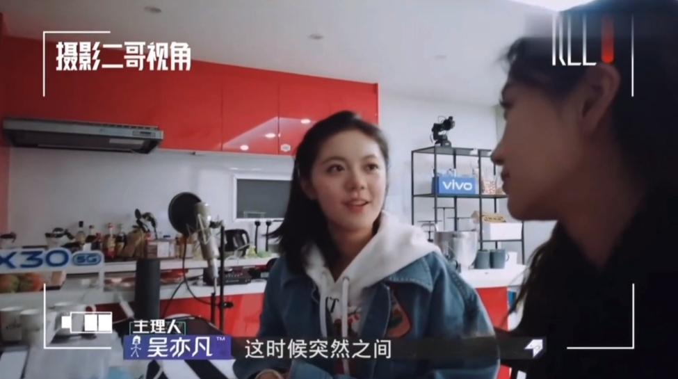 眼尖的网民发现镜头中的赵今麦似乎不太想和他有肢体接触，转头向身边的Angelababy用眼神求助。Angelababy见状“秒懂”出手，直接怼道：「不会碰的，鬼屋根本就会有这些！」，似是在阻止吴亦凡想要借女生害怕的鬼故事借故动手动脚。