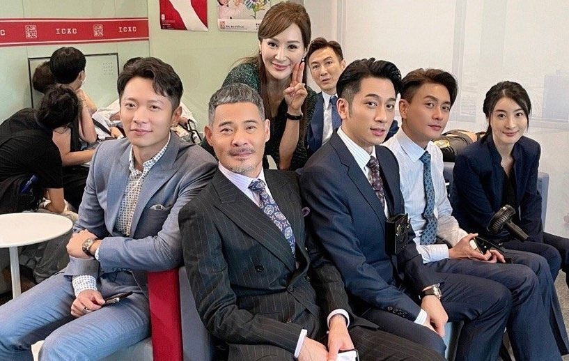 日前吴卓羲、黄宗泽、林夏薇、黄智贤等人一同出席邵氏兄弟《廉政狙击》宣传活动，其中久违的吴卓羲因41岁颜值状态保持得超好，在网上掀起网民热烈讨论。坐在吴卓羲身旁的Bosco黄宗泽同样获赞魅力依旧，意外开启了网民一波「回顾TVB男神经典剧集」回忆杀～