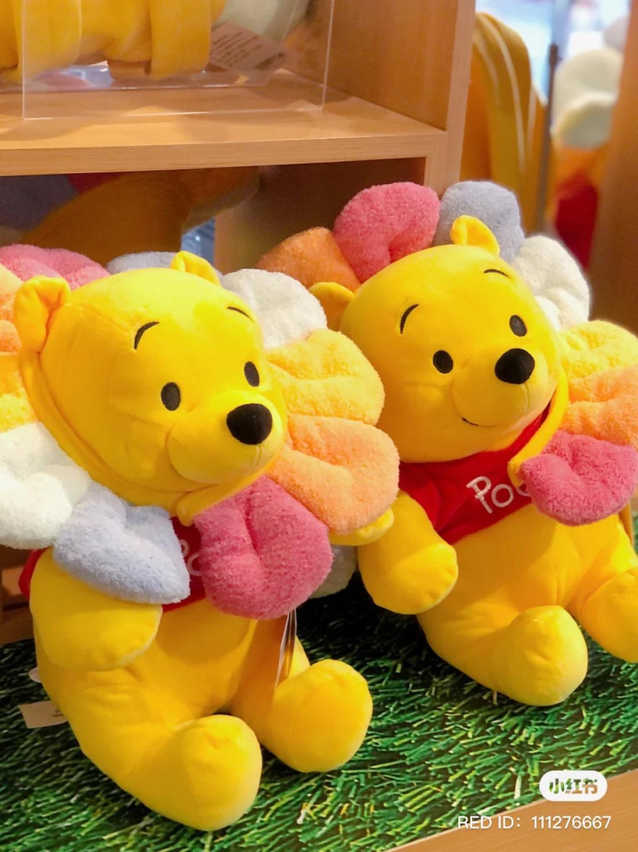 小熊维尼玩偶上的彩色太阳花头套是可以移动的设计,当头套、小围兜都可以,保证女生们会瞬间融化在它的可爱中无法自拔 ♥