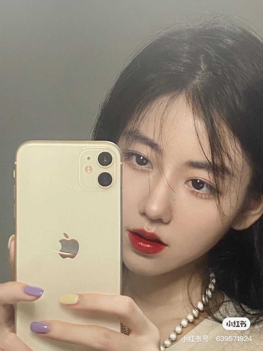 Tips 1 :镜子要足够清晰 对镜自拍的重点道具「镜子」一定要足够清晰,否则拍出来的效果会晕灰蒙蒙的、很多细细碎碎的灰尘有碍美感;如果能够在脸的前方补一盏补光灯,效果会更好看! Tips 2 :不要距离镜子太近 一般好看的对镜自拍照,手机和镜子之间都有一点段距离,太靠近的话构图和整体呈现效果不尽理想。建议距离镜子50cm左右,确保镜头中的自己处于屏幕中央,太靠边的话容易因为广角的缘故,把脸部轮廓拉至扭曲变形。