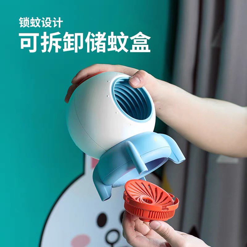 童趣火箭造型灭蚊灯 >>> 【点击查看Shopee链接】 半夜被蚊子滋扰到无法好好睡觉、而且被叮咬后皮肤红肿瘙痒难耐，彻底影响睡眠品质（哭）喜欢各种有关宇航、宇宙星球元素的女生相信会爱爆这款超Q的火箭造型灭蚊灯！其利用温和无害的紫光波，吸引蚊子掉入“陷阱”储蚊盒中，过程中不使用任何含化学物质的灭蚊虫剂，外形很戳少女心的同时也是「安心好眠良伴」～