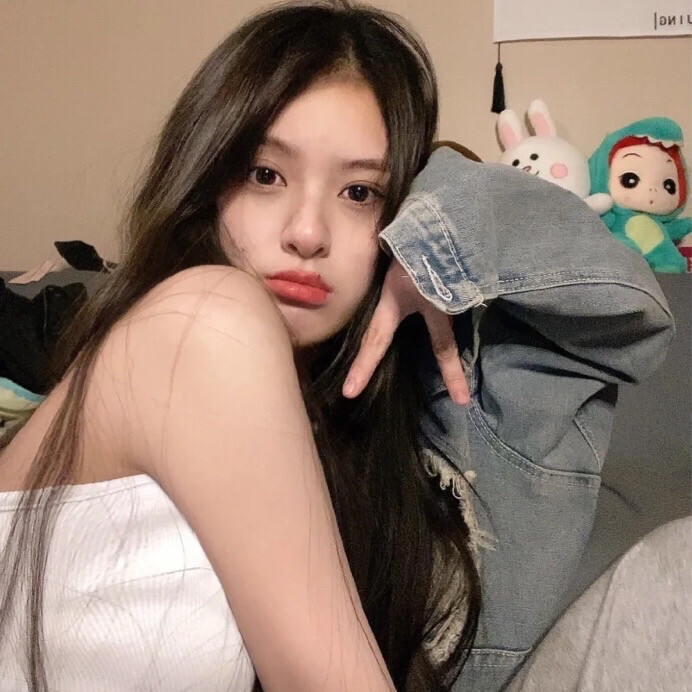 ex 「恶心」拼音首字母缩写;网民表示:「ex = 前任 = 恶心」描绘得过分真实(笑) 我有点方 “方”是“慌”的方言读音,因许多短时视频达人、网络直播主有方言口音,「h」、「f」读音会一时口快读不清,所以「我有点方(我有点慌)」被渐渐传开成了网络流行用词。