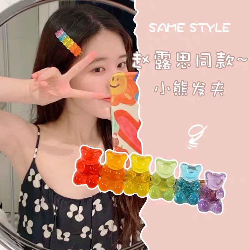 赵露思同款小熊软糖发夹 这款看起来莫名有点可口是怎么回事~(笑)彩虹渐变色小熊软糖排列组成的超萌发夹,用来固定刘海、点缀在马尾/丸子头上或耳上位置都超减龄!