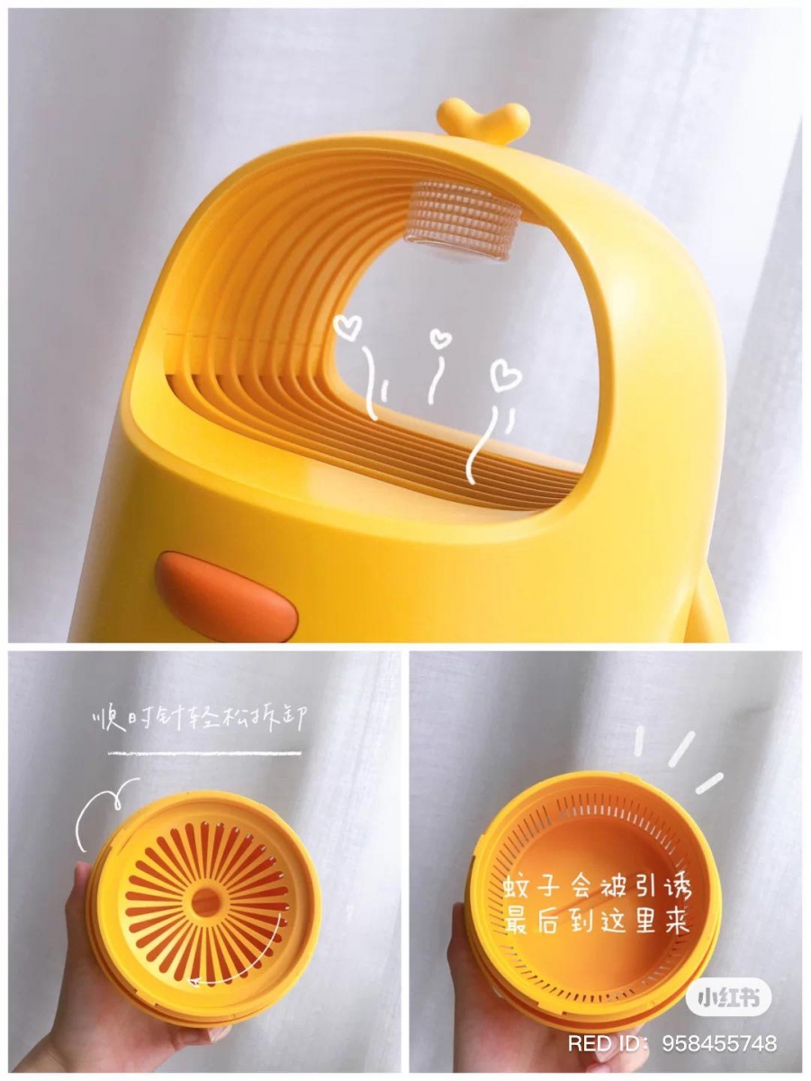 超萌「呆呆鸡」灭蚊灯 >>> 【点击查看Shopee链接】 黄色小鸡造型的这款灭蚊灯简直是灭蚊界小可爱一枚 ♥ 插电后按一按小鸡嘴巴（开关按键），释出的紫光波是诱蚊关键，捕捉到的蚊子会统统掉到“肚子”里，隔几天拆卸下来清洗干净即可。