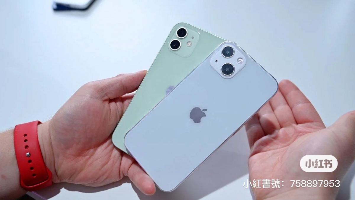 日前就有外媒爆料,iPhone 12系列去年推出后并没有迎来盛传的浅蓝色设计,反而推出了饱和度较高的一款蓝色,全球各地果迷似乎都对这款蓝色不太发烧~因此爆料指出,近年热衷于推出粉嫩色调的Apple,似想在iPhone 13系列中加入大家敲碗期待很久的超清新「棉花糖宝宝蓝色」。