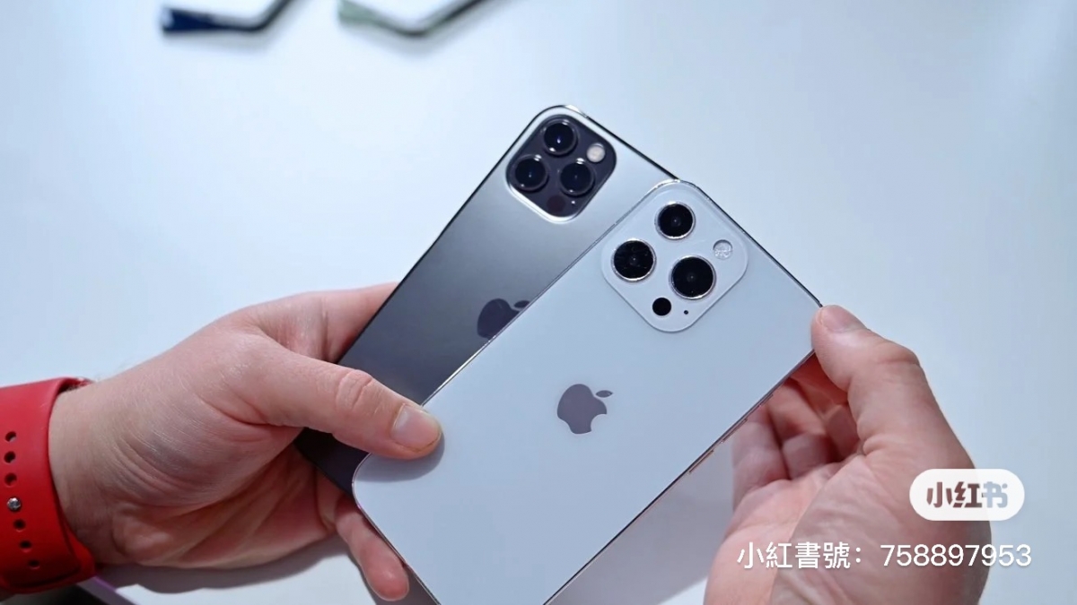 而且网上还有其他爆料者展示出率先到手的iPhone 13系列实体机模型,色调正是刚刚提及的「棉花糖宝宝蓝色」,爆料可信度貌似更提高了不少啊~