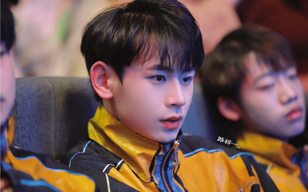 南京hero久竞赛 - 无畏 被誉为KPL“颜值天花板”的南京hero久竞赛 - 无畏近年新登场便凭借亮眼表现和实力,以及令人惊艳的帅气外貌备受瞩目;据悉他原名叫「杨涛」,2001年出生于中国福建;最早加盟的是KPLGT战队GOG队伍 ,收获过FMVP实力备受认证~