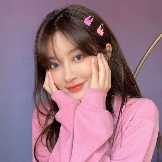 选择(D)粉洋装+长发女孩 粉洋装D女孩是4名小孩中唯一紧挨着大人/妈妈的人,表情甚是凝重,颇有担心大人发火的一位。有别于B女孩、C男孩,她是继A男孩后另一位眼睛看向碎花瓶的人,图中情境可以解读为,D女孩因为A男孩被大家冤枉斥责感到羞愧,但同时自己又担心被处罚,所以紧靠在大人身边。 就像图中小女孩一样,你对他人的遭遇总是有着强烈的共情能力,在人际关系中擅长察言观色,因此对他人的情绪感知力很敏锐,也很乐于替人分忧。但你很容易因为周遭发生的事情感到不安、没有安全感,因而对很亲的人投入过多依赖。这边给你的建议是:一味向他人索取,或一味追求别人以同等的爱或方式对待自己,那只会让人感觉和你在一起很压迫、很想逃离;爱自己是终身浪漫的开始,只有在你学懂爱自己的能力、给自己多点信心后,你才更有余力去爱别人唷!