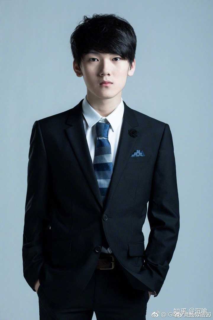 JackeyLove喻文波15岁就打上国服及韩服双王者段位,被点评「对于功能型与Carry型的ADC的使用都非常出色,补刀能力也十分优秀」、「初登上职业赛场时已经有顶级ADC选手的表现」;去年他正式加盟滔搏电子竞技俱乐部英雄联盟分部出任ADC位置,同年便取得多项傲人成绩;5月所在的TES战队成功获得2020英雄联盟季中杯冠军、同年12月在举办的德玛西亚杯上取得冠军,是电竞界备受瞩目的00后选手。