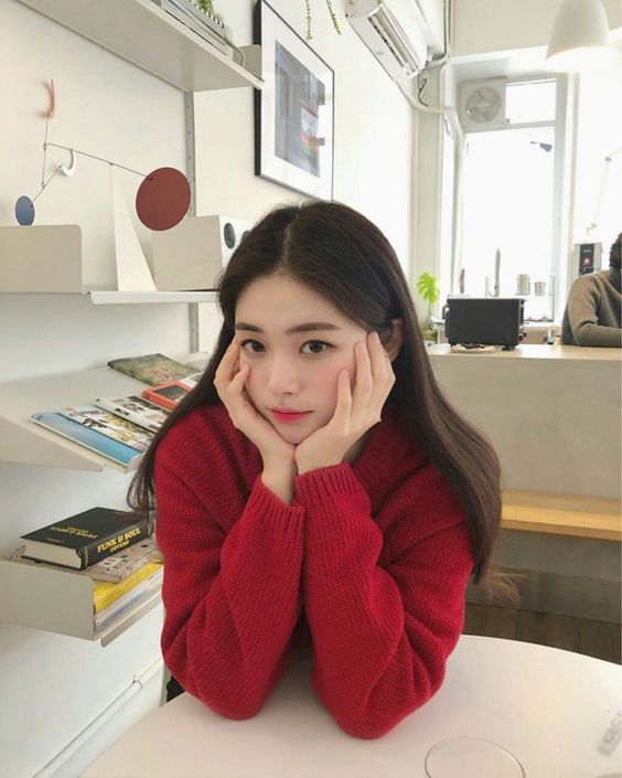 选择(A)红衣男孩 红衣A男孩在图中的表情给人感觉很懊悔、紧握的拳头看似不知所措,此外他的位置也是所有小孩中最靠近碎花瓶的,其他3位小孩和1名大人都面向他,看似都在指责他。第一直觉认为是A男孩打破花瓶的你,在观察细节和理性分析上有着相当不错的能力。 从你选择面露懊悔之意的A男孩即可见,你是个在生活和工作中非常有责任心的人,为人处事谨慎、会三思而后行。同时你也经常因为担心家人、朋友对自己感到失望而承受许多心理压力。给你的建议是,不要因为担心「让别人失望」而不敢做自己喜欢的事。人的一生中最可怕的不是做错事、不是生离死别,而是你活着的一生中,从来没有真正为自己活过。