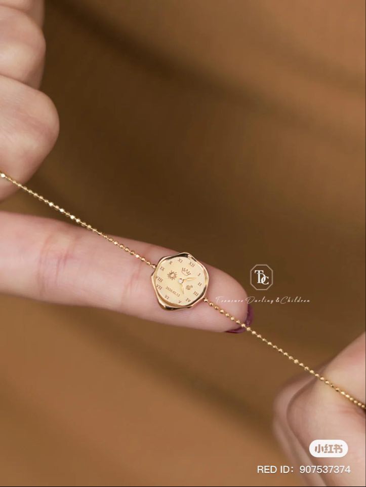 除了月历设计,他们家还有纪念「出生时间/值得纪念的时间」定制款链坠,用来纪念宝宝出生等有着美好意义的时光;不仅可以打造成项链,也可以定制成手链呢~