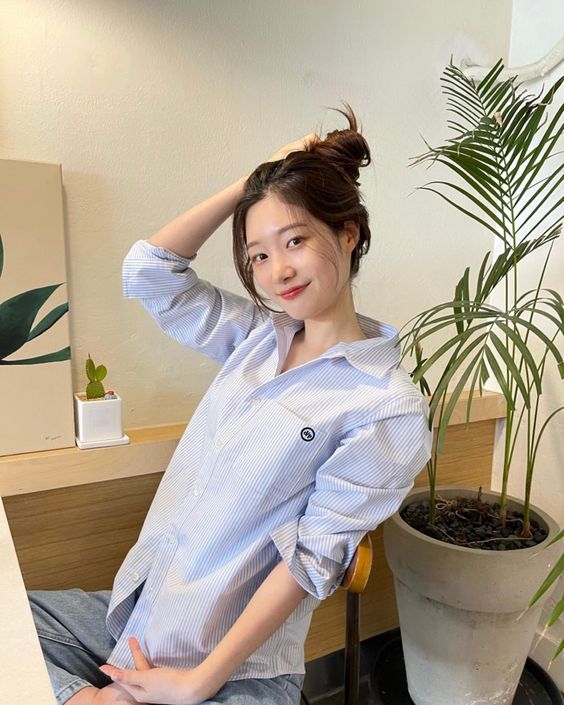 老人系女孩特征 7: 乐于平淡温馨日常、不追求飞黄腾达,注重Work Life Balance 相比起为赚大钱拼命,你更注重Work Life Balance;严格来说是 Life > Work , 不想生活被满当当的工作占据,觉得「精彩的生活」并不等于要飞黄腾达、赚大钱才能获得,一屋二人三餐四季的平淡温馨日常,也很好。