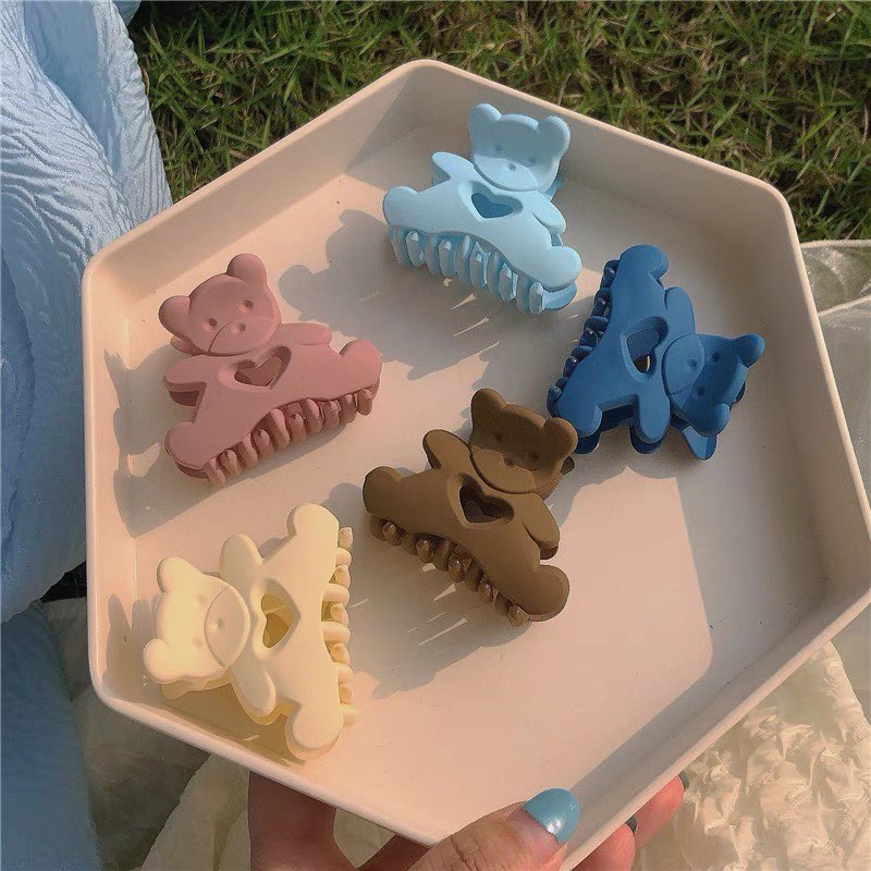 质感奶油色磨砂小熊抓夹 奶呼呼的奶油配色加上质感破表的磨砂材质,这款绝美小熊抓夹相信会让许多小仙女们沦陷~