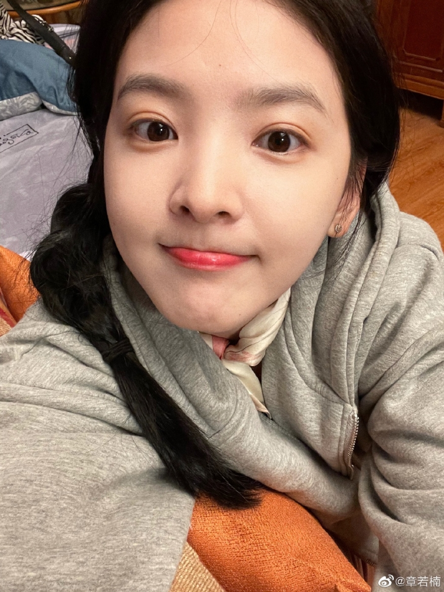 她推荐的「熬夜肌肤修护法」是：洗完脸上完Toner后，用3滴左右的护肤精华油在手心搓热，然后按压在脸部、慢慢按摩开。之后敷一片面膜进行密集修复，这时经过精油保养的肌肤对面膜滋养吸收力会比平时更好！完成面膜保养，用清水把脸上残留、肌肤已经吃不进去的精华清洗干净，后续涂抹面霜即可。如果面霜保湿锁水力不是特别强，可以往面霜加入1～2滴保养精油，在手心乳化搓热后涂抹上脸。