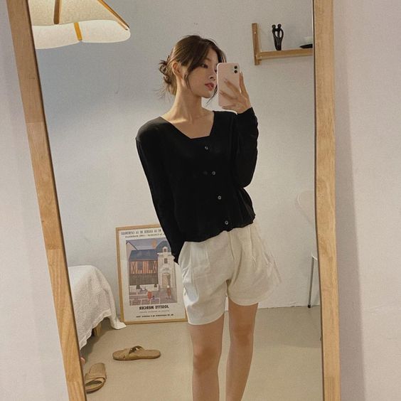 相信大部分女生都在「变美」路上做过不少努力。追求变美,本身是件很棒、很值得被鼓励的事;但「美」逐渐被赋予了单一化的定义,所谓「美的标准」让女生们开始被可怕的价值观引导,用严苛的标准放大审视自己的颜值外貌,要治愈陷入自我厌恶、自我否定。