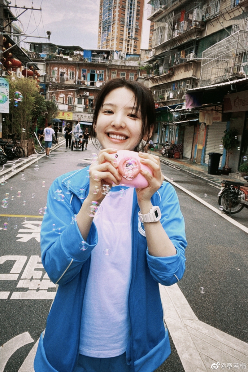 娱乐圈和网红圈里漂亮女生不少，但很多不是靠后制滤镜修图、就是外貌「精修」到没什么记忆点。不少网民认同表示，芸芸美女中反而给人感觉很清爽很有亲和力的「好感系女生」更出圈！像是近几年影视作品很火的90后女神赵露思、谭松韵，以及近期凭借和许光汉主演的电影《你的婚礼》爆红的「国民初恋」章若楠，正是这类型女生～