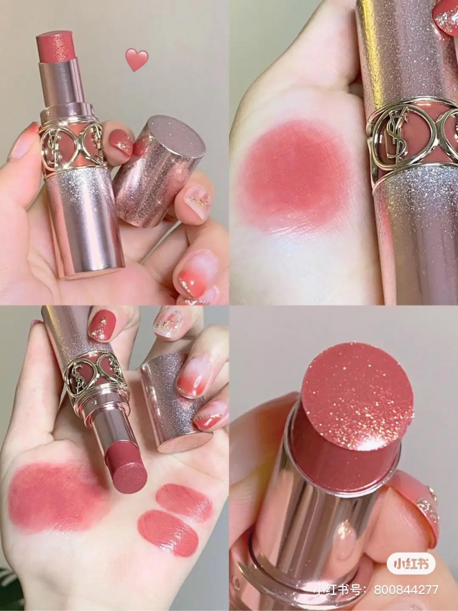 YSL梦幻粉桃玫瑰香槟圆管口红 淡雅梦幻的粉桃玫瑰香槟外壳YSL圆管口红，虽然只是换了限定外壳的复刻口红色号，但光冲这个颜值就很值得收一波啊！据悉目前亚洲国家只有日本有在限定发售；之后该系列会不会在马来西亚上市还待定中（哭）敲碗跪求一定要有拜托拜托～