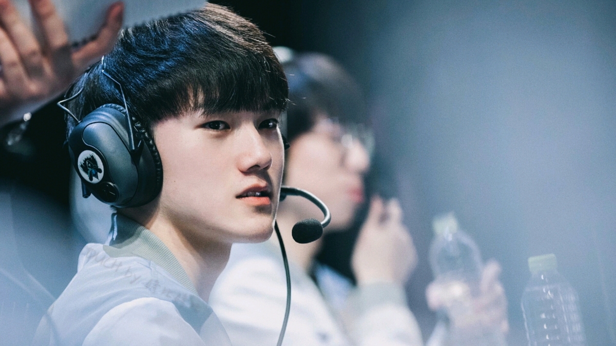 滔搏电子竞技俱乐部英雄联盟分部ADC选手 - JackeyLove喻文波 2000年生的JackeyLove喻文波曾和大舅子一起入选2019年TCCAsia亚太区百大最帅面孔,他本人排名第86,比排名第93的大舅子Mystic更靠前!作为电竞圈“唯二”入选的选手,俩人都是公认的亚太区电竞门面担当。