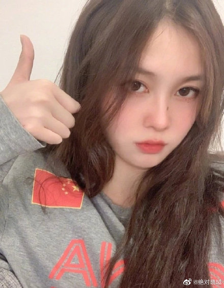 有不少网民为熊敦瀚发声正名,解释网上曝光的CCTV新闻截图,是3年前还没减肥成功的她,现在他瘦下来后本人真的变漂亮很多。此外许多网民也表示:「运动员不是模特儿不是女明星,拼的本来就不是颜值,专注比赛、无需用她们的外貌大做文章」、「小姐姐本人也挺好看啊!这年头女生发精修过的照片很正常吧?谁不希望自己美美的?」
