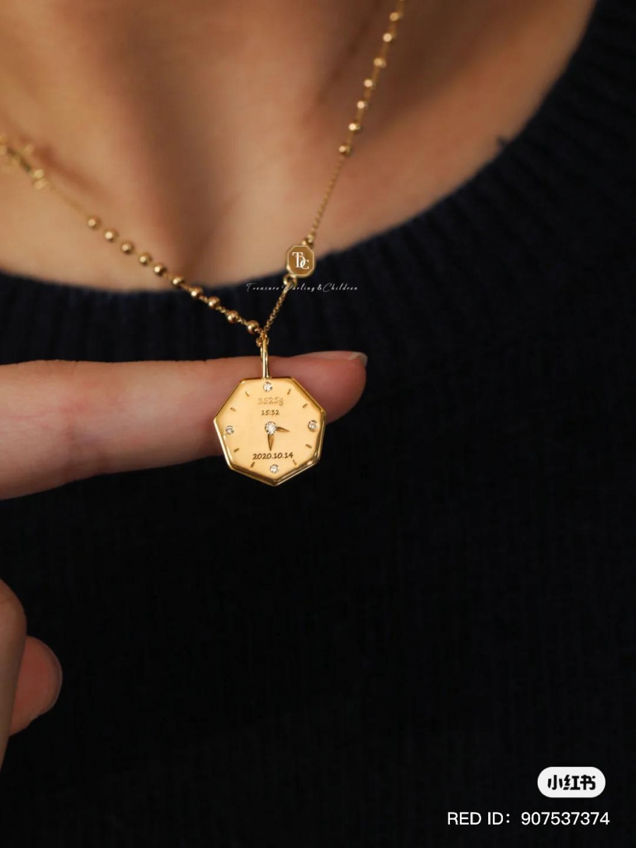 除了月历设计,他们家还有纪念「出生时间/值得纪念的时间」定制款链坠,用来纪念宝宝出生等有着美好意义的时光;不仅可以打造成项链,也可以定制成手链呢~