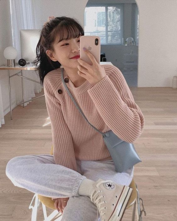 「一定要是巴掌脸吗?一定要是九头身吗?一定要是筷子腿吗?一定要高吗?一定要瘦吗?一定要白吗?一定要有胸有屁股还得瘦吗?什么是美,什么是丑?美的标准...又是什么?《听见她说》」