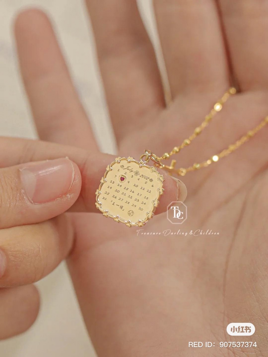 TDC The Diamond Craftsman Jewelry 是一家专门打造专属定制饰品、专注于18k金珠宝的饰品店;他们家的作品中不乏和纪念日相关的设计。比如这2款非常精美、分别采以方形和心形雕花边框设计的月历链坠,在纪念日上用彩色宝石做记号,细节感满分!